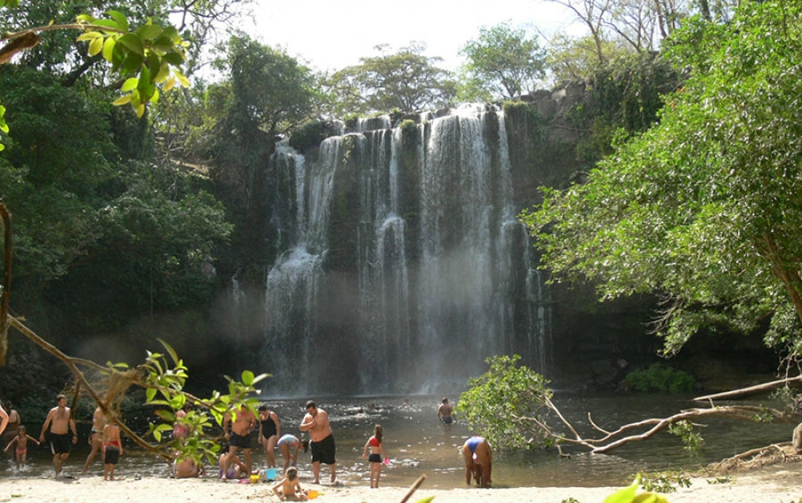 Tour Guiado de Avistamientos – Cataratas, Vida Silvestre y Río Celeste